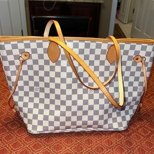 Used in great condition on the outside,not authentic Louis Vuitton bag